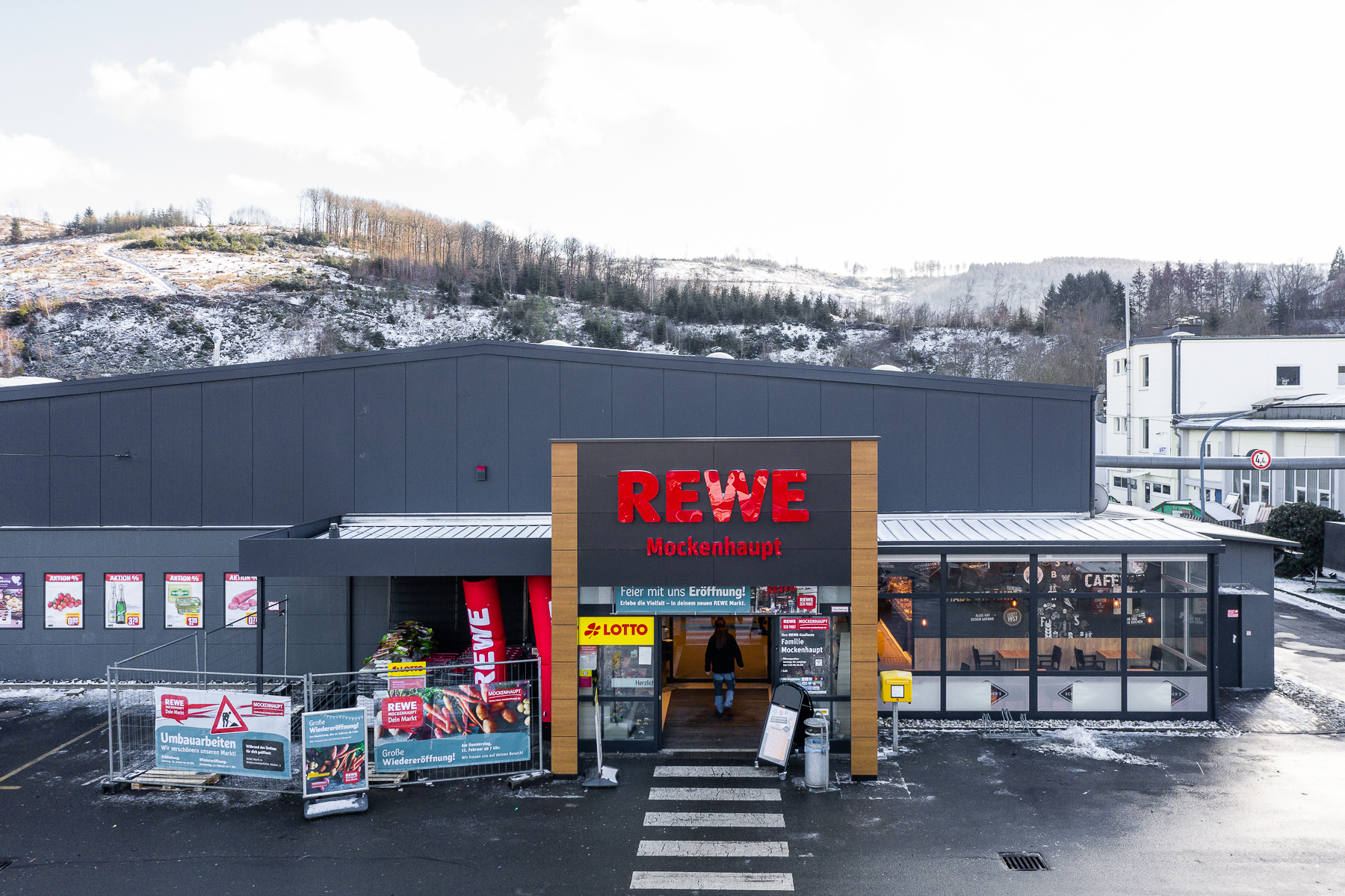 Eingangsbereich REWE-Markt Mudersbach